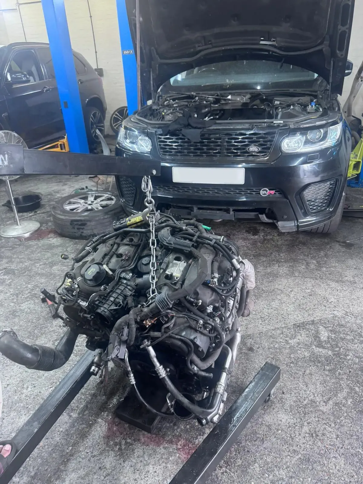 Land Rover Discovery SDV6 engine removed for full rebuild at JLR Engine Specialists – IMI-certified technicians using OEM-spec parts